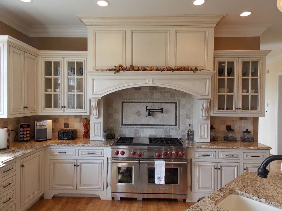 Cincinnatian Hotel for a Traditional Kitchen with a Alabaster with Sicilian Umber Glaze and Kitchen Photos by Hagerstown Kitchens Inc.