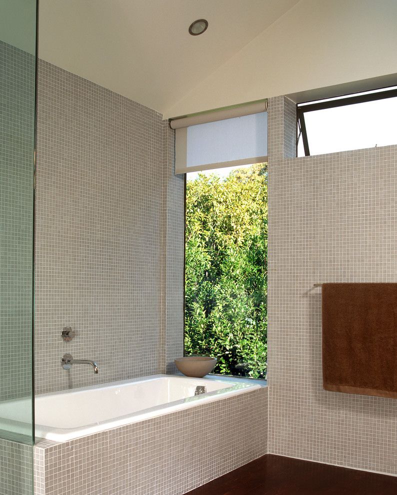 Cleaning Windows with Vinegar for a Modern Bathroom with a Shade and Cary Bernstein Architect Choy 1 Residence by Cary Bernstein Architect