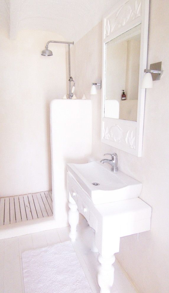 El Capitan High School for a Mediterranean Bathroom with a Whites and Carde Reimerdes by Carde Reimerdes