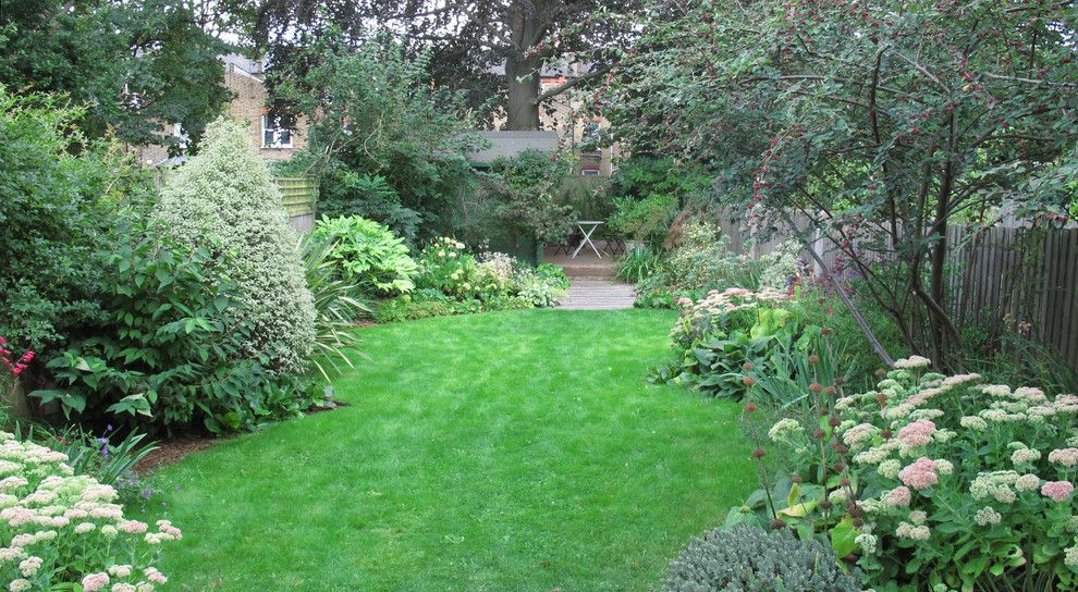 Fenton House Fenton Mi for a Traditional Landscape with a Contemporary Planters and Garden with Oval Lawns by Fenton Roberts Garden Design