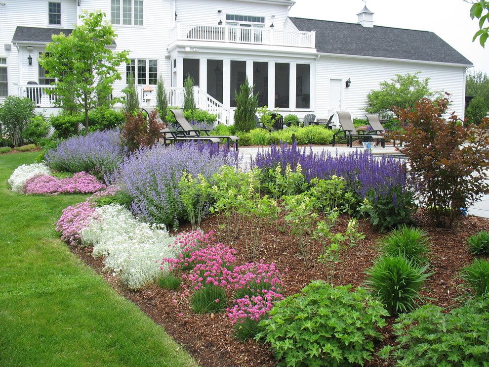 Flowerama for a Traditional Landscape with a White Flowers and Burlington Retreat by Linden L.a.n.d. Group