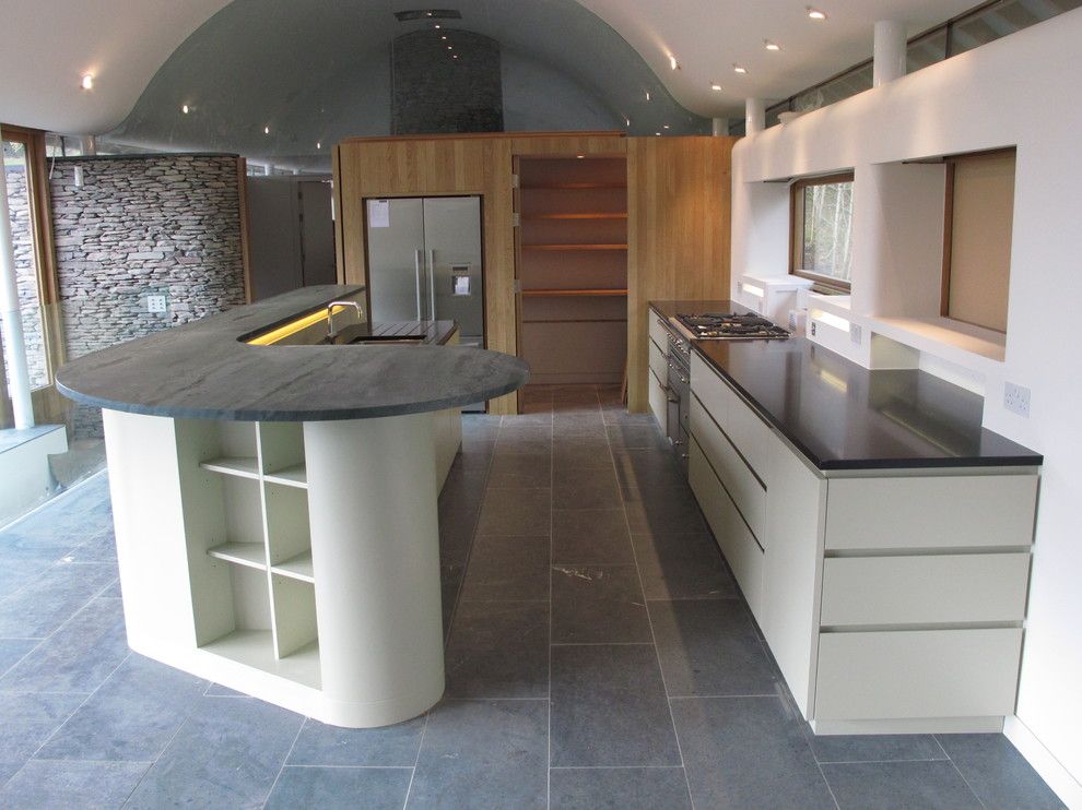 Hob Knob for a Contemporary Kitchen with a Island and Modern Kitchens with Islands by Ian Dunn Woodwork & Design