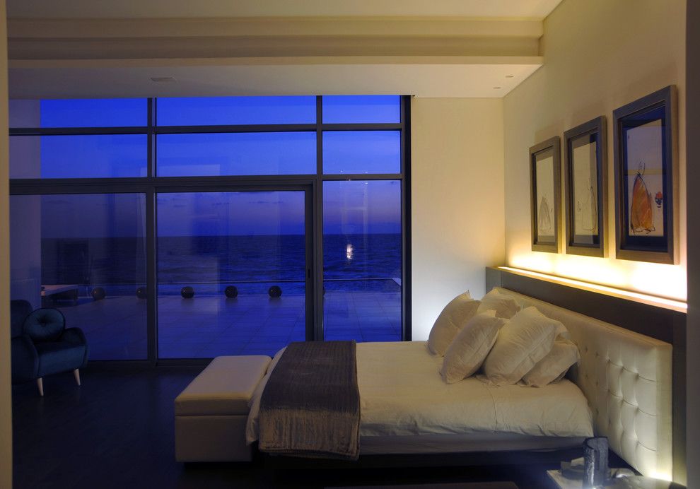 Luxe Hotel Sunset for a Contemporary Bedroom with a White Bedding and Utopia Projects by Ibrahim Radwan