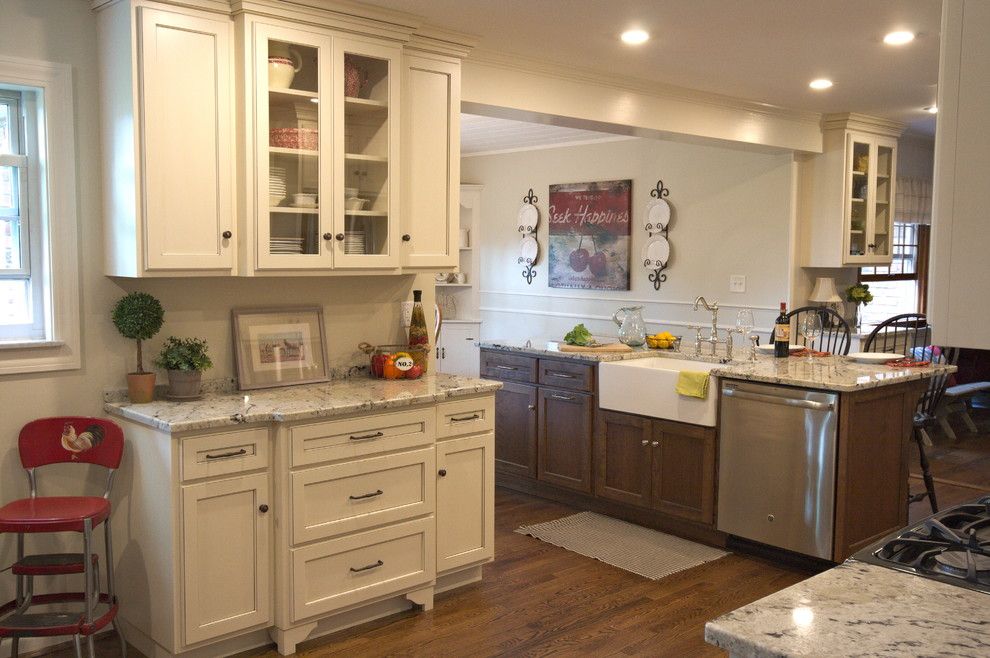 Meyer Appliance for a Farmhouse Kitchen with a Farmhouse Sink and Kitchen M2 by Stellar Cabinetry