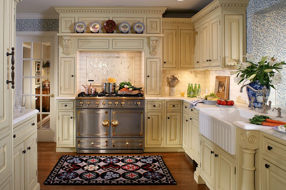 Paramus Lighting for a Traditional Kitchen with a Cornufe and English Style in Ridgewood by Kuche+Cucina