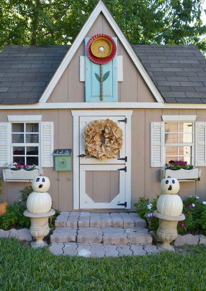 Proflower for a Traditional Landscape with a Beige Siding and Dallas, Tx: James & Lynsey Purl by Sarah Greenman