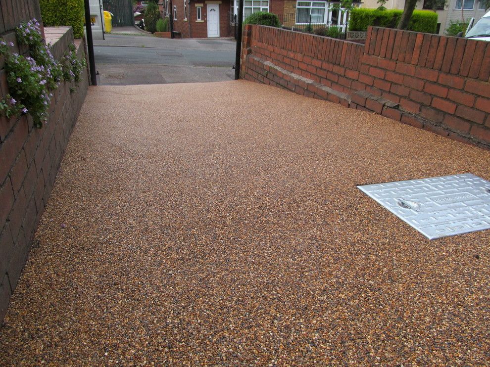 Russet Color for a Modern Exterior with a Resin Bound Aggregates West Yorkshire and Resin Bound Drives Paving Surfaces Aggregates Gravel Leeds West Yorkshire by Resinflooringstore.co.uk