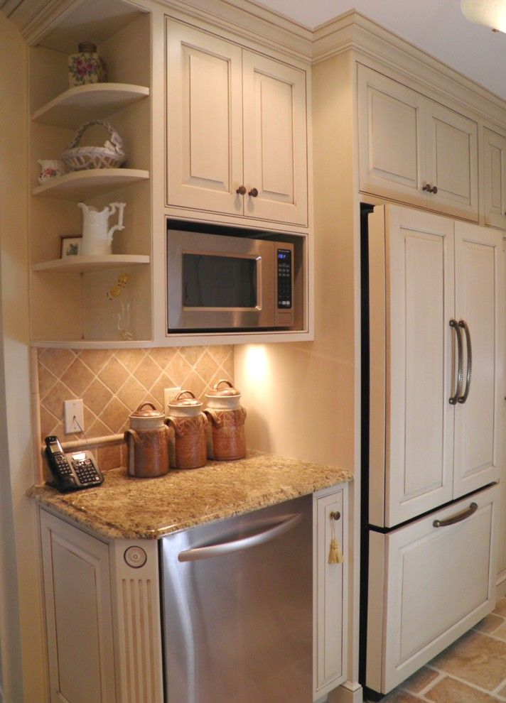 Sanded or Unsanded Grout for a Traditional Kitchen with a Wood Cabinets and Hart Kitchen 4 by Cameo Kitchens, Inc.