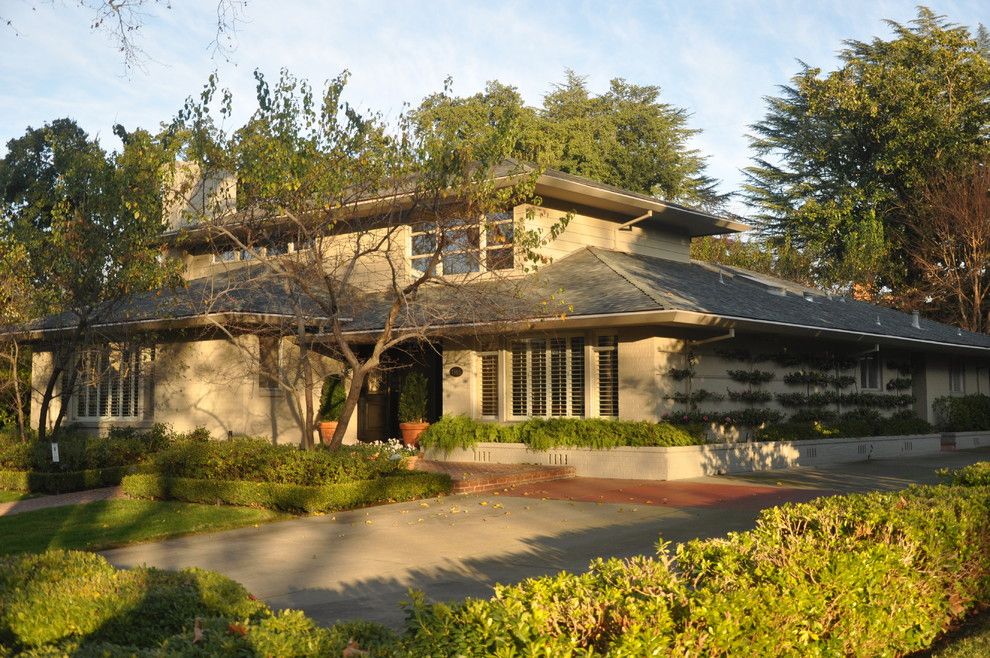 Shorehouse Kitchen for a Traditional Exterior with a Eaves and Architecture Walk: Exterior Styles and Palettes by Kerrie L. Kelly