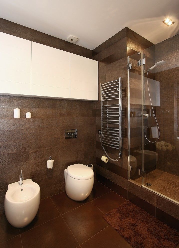 Solaire Apartments for a Contemporary Bathroom with a Mercury Apartment and Mercury Apartment by Svoya Studio