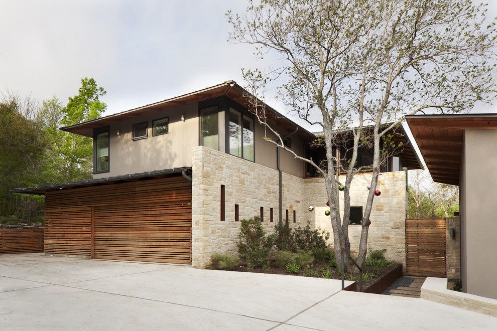 Sto Stucco for a Contemporary Exterior with a Gate and Courtyard by Furman + Keil Architects