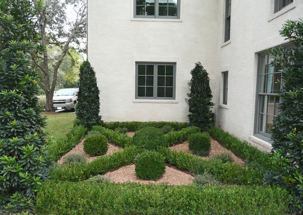 Torchere for a Traditional Landscape with a Boxwood and Mockingbird and Del Monte by Baldridge Landscape