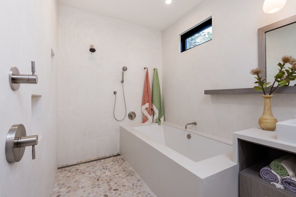 Veneer Plaster for a Modern Bathroom with a Asymmetrical and Mar Vista by Maienza   Wilson Architecture + Interiors