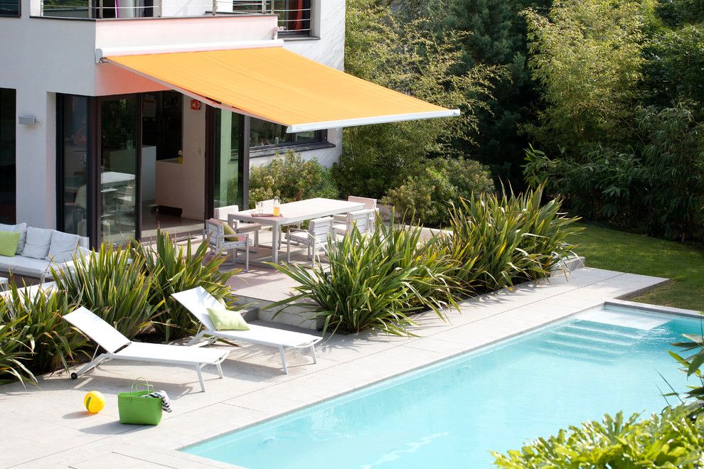 Westec for a Modern Pool with a Outdoor Dining and Somfy by Somfy Systems